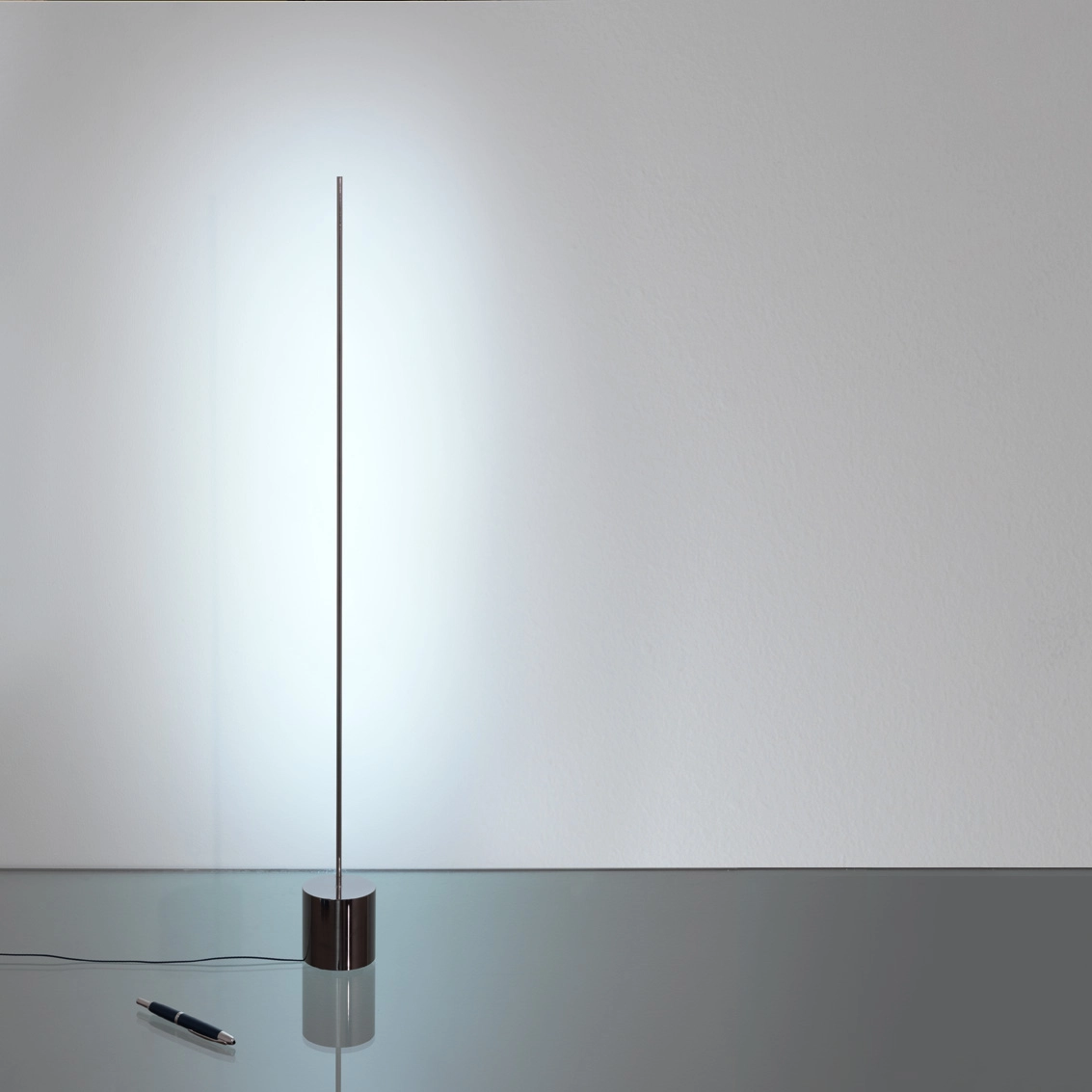 Catellani & Smith LIGHT STICK T - table - satin gold rod black base